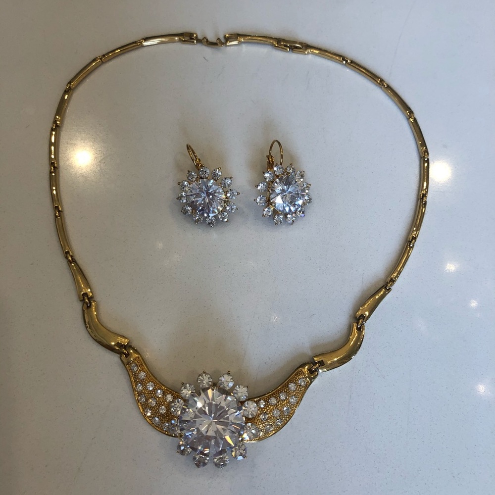 BNWT necklace and earrings jewelry set